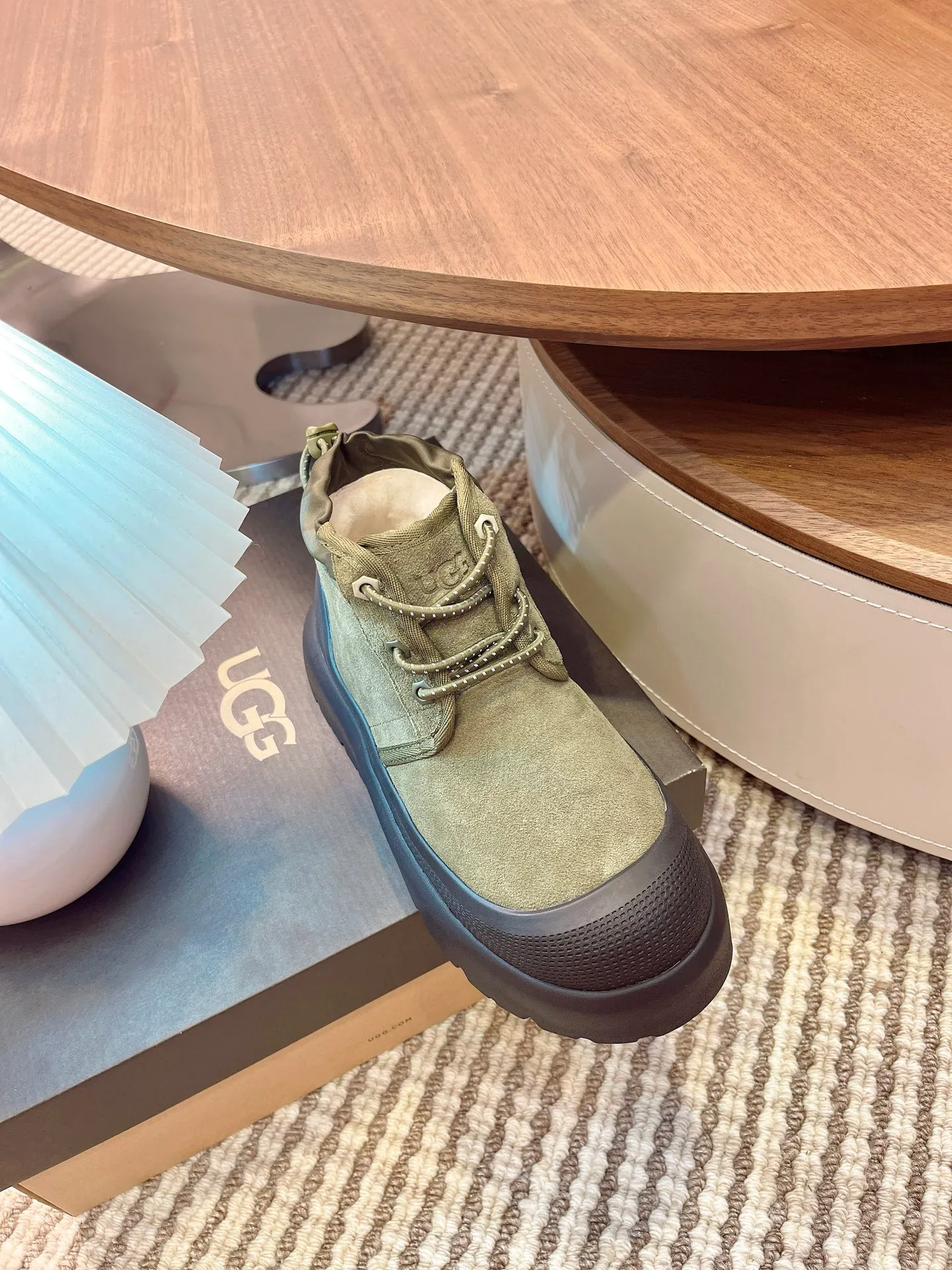 【UGG】 P: 560💰 Couple shoes Size: Women’s size 35-40 / Men’s size 40-44 UGG Tasman Weather Hybrid slip-on snow boots👢 Wang Yibo's same style 👏 adds a large orange sole to the classic Tasman shoe style, functional color contrast design, environmentally friendly waterproof and snowproof material, which has both fashionable and functional attributes. At the same time, it is paired with the new UGG furry shoes Keen's furry color-blocking jacket. Bright orange and maroon collide to create a new light outdoor style and open up a new travel experience in early autumn! Using the best materials, the 17mm fur integrated surface is warmer and breathable, and the outsole is upgraded to a lightweight and wear-resistant light wing technology outsole!